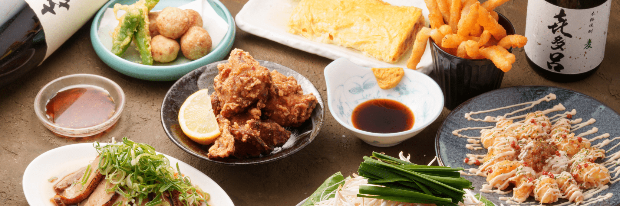 唐揚げ・出汁巻き卵など一品料理が並んだ写真