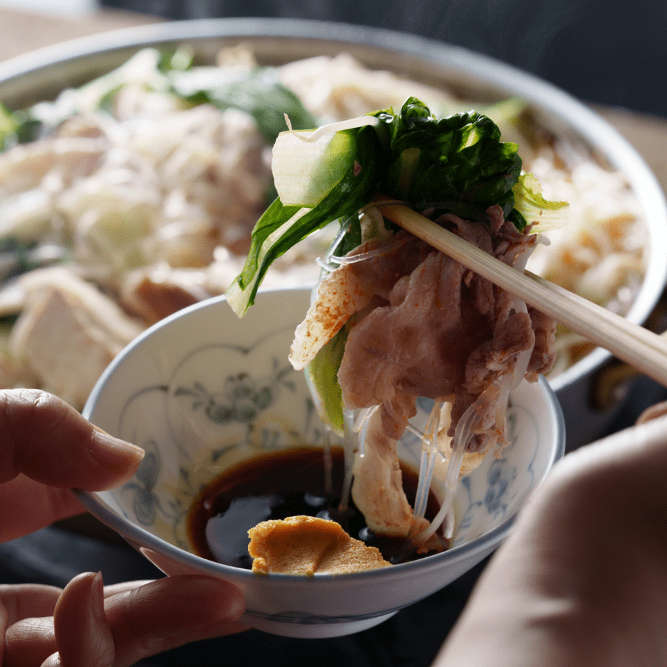 からし醤油をつけて食べる草鍋