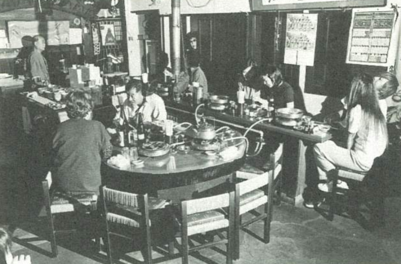 店内で食事をする様子